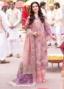Ayeza Khan Glowing In Pink
